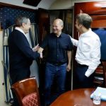 di-kiiv-ba-nha-lanh-dao-bat-tay-nhau-tren-xe-lua-2