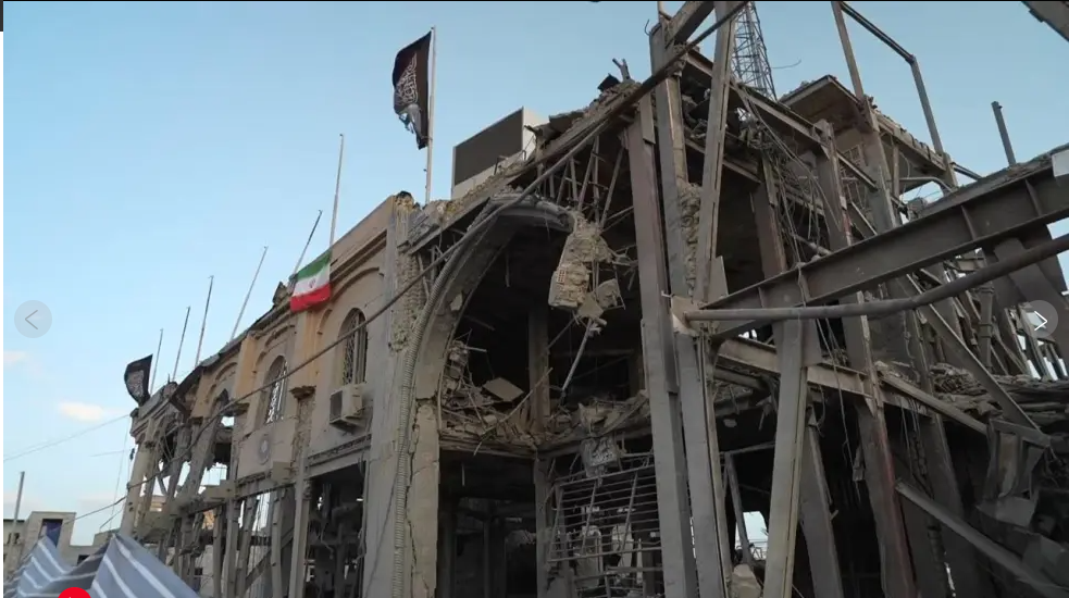 Ông Trump cho Iran 48 giờ để mở eo biển Hormuz trong khi cuộc tìm kiếm phi công Mỹ mất tích vẫn tiếp tục.